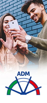 Una ragazza e un ragazzo alle prese con uno smartphone e il logo di ADM