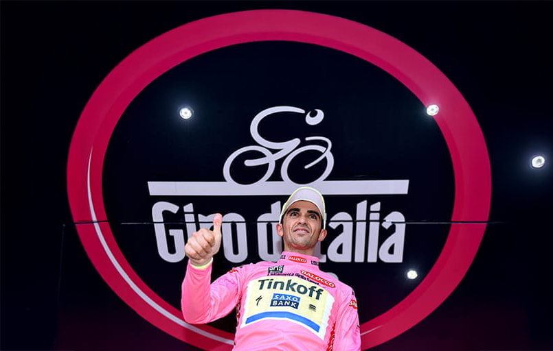Il ciclista Alberto Contador in maglia rosa