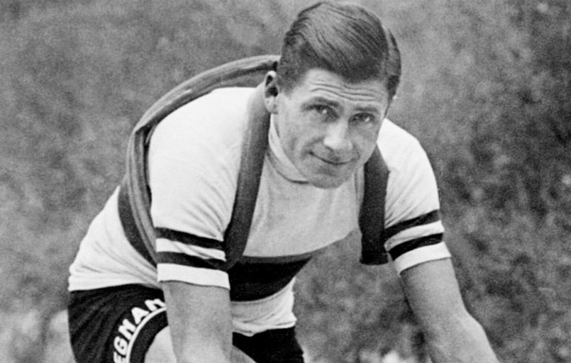 Il ciclista Alfredo Binda in bicicletta