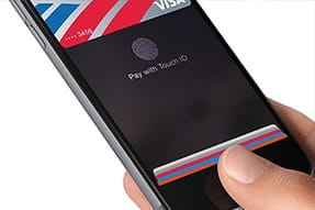La conferma di una transazione con Apple Pay su un telefonino
