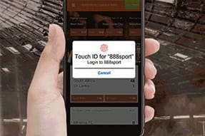 Un telefonino mentre si effettua un deposito su un conto scommesse 888sport in lingua inglese con Apple Pay