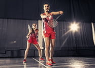 Due giocatori di badminton in azione