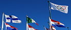 La bandiera olimpica con i 5 cerchi in mezzo ad altre bandiere nazionali
