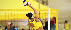 Giocatori di beach volley in azione