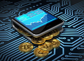 Delle monete Bitcoin che escono da uno smartphone piegato a metà