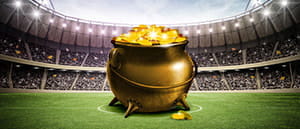 Uno stadio da calcio e un paiolo pieno di monete d'oro