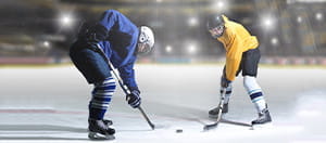 Due giocatori di hockey su ghiaccio generici in azione
