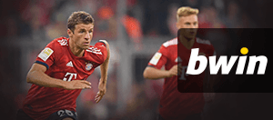 Thomas Müller e Joshua Kimmich del Bayern Monaco in azione durante una partita, vicino al logo di bwin