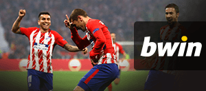 Alcuni giocatori dell'Atletico Madrid esultano dopo un gol, vicino al logo di bwin