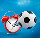 Una sveglia accanto a un pallone