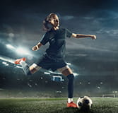 Calciatrice pronta al tiro