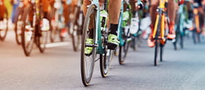 Le ruote di un gruppo di ciclisti in azione