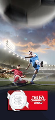 Giocatori di calcio in azione e il logo del Community Shield