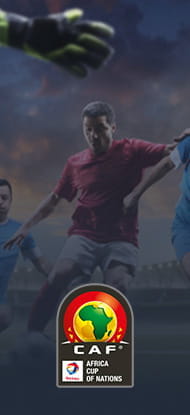 Un calciatore va al tiro e il logo della Coppa d’Africa