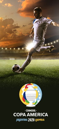 Un calciatore in azione e il logo della Coppa America