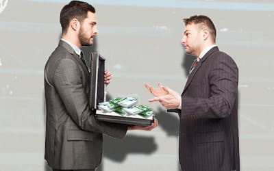 Un uomo in giacca e cravatta offre a un altro uomo una valigetta piena di contanti