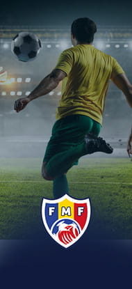 Un calciatore in azione e il logo della Divizia Națională