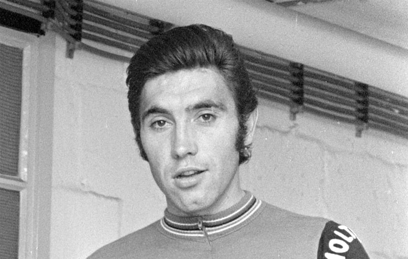Il ciclista Eddy Merckx impegnato in salita