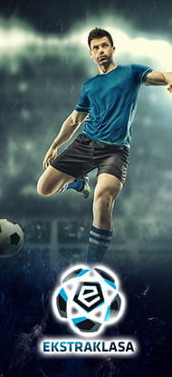 Un calciatore in azione e il logo della Ekstraklasa