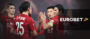 Alcuni calciatori dello Shanghai SIPG in azione durante una partita e il logo di Eurobet