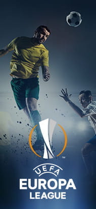 Un giocatore colpisce di testa durante una partita di calcio in notturna, e il logo dell'Europa League