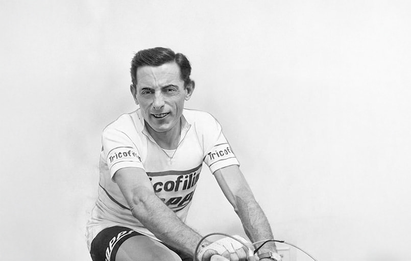 Il ciclista Fausto Coppi in bicicletta