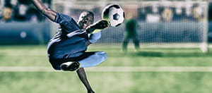 Un calciatore esegue una sforbiciata