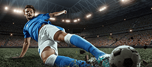 Un calciatore in scivolata