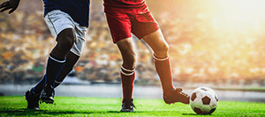 Giocatori di calcio a contrasto durante una partita