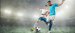 Giocatori di calcio vanno a contrasto