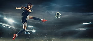 Una calciatrice va al tiro