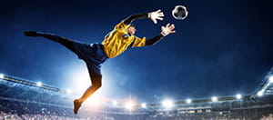 Un portiere di calcio in azione