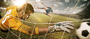 Un calciatore fa un gol in acrobazia