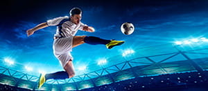 Un calciatore scocca un tiro in acrobazia