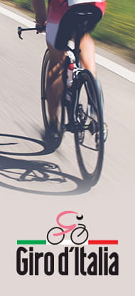 Un ciclista durante una corsa e il logo del Giro d’Italia
