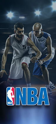 Un palazzetto dello sport affollato durante una partita di basket e il logo della NBA