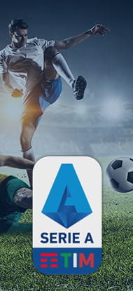 Un contrasto tra due calciatori durante una partita in notturna in uno stadio affollato e il logo della Serie A