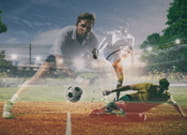 Uno stadio affollato in notturna in cui si giocano calcio e tennis