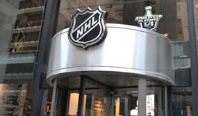 L'ingresso della sede della NHL a New York