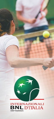 Tennisti in azione e logo degli Internazionali d'Italia di tennis