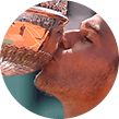 Gustavo Kuerten mentre solleva il trofeo del Roland Garros
