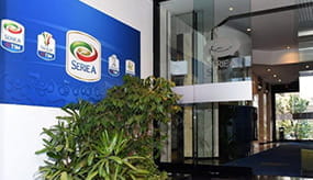 L'ingresso del palazzo che ospita il quartier generale della Lega Serie A