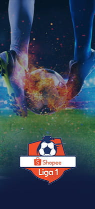 Calciatori in lotta per un pallone e il logo della Liga 1 Indonesia