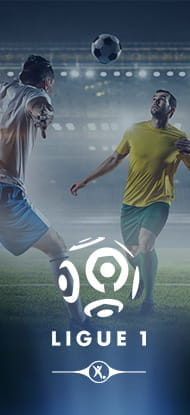 Un giocatore controlla un pallone, controllato da un avversario durante una partita in notturna. In primo piano il logo della Ligue 1
