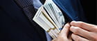 Un portafoglio contenente mazzette di denaro