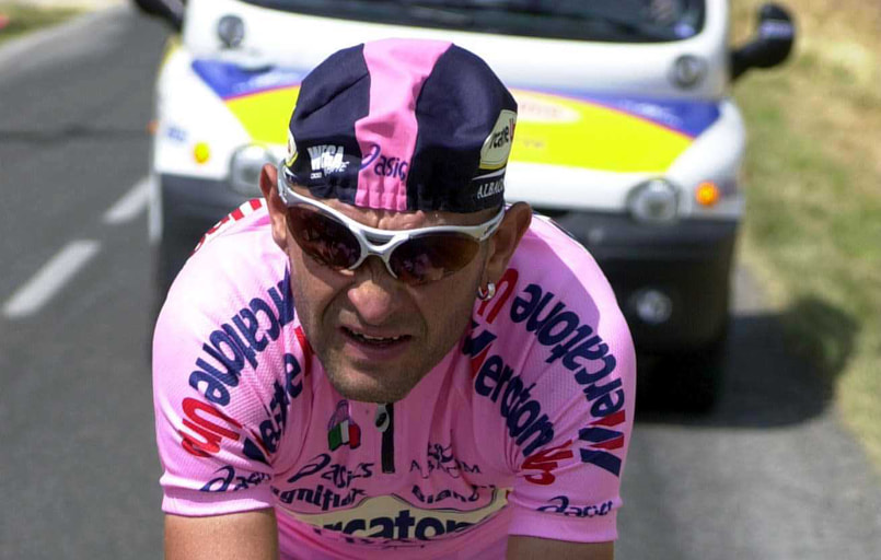 Il ciclista Marco Pantani in maglia rosa