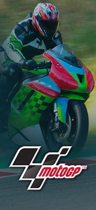 Un pilota di motociclismo in azione e il logo della MotoGP