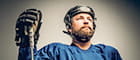Un giocatore di hockey con la barba