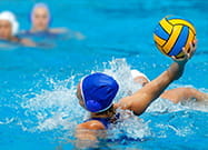 Giocatori di pallanuoto in azione