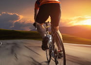 Un ciclista su strada al tramonto